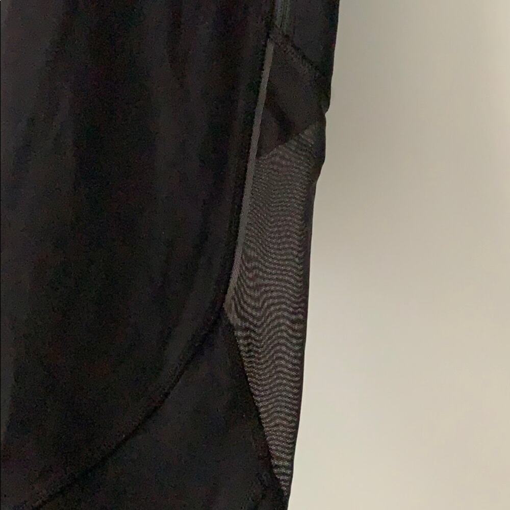 LuLuLemon Tight Mesh Inset Zipper Pockets Capri - Picture 13 of 13